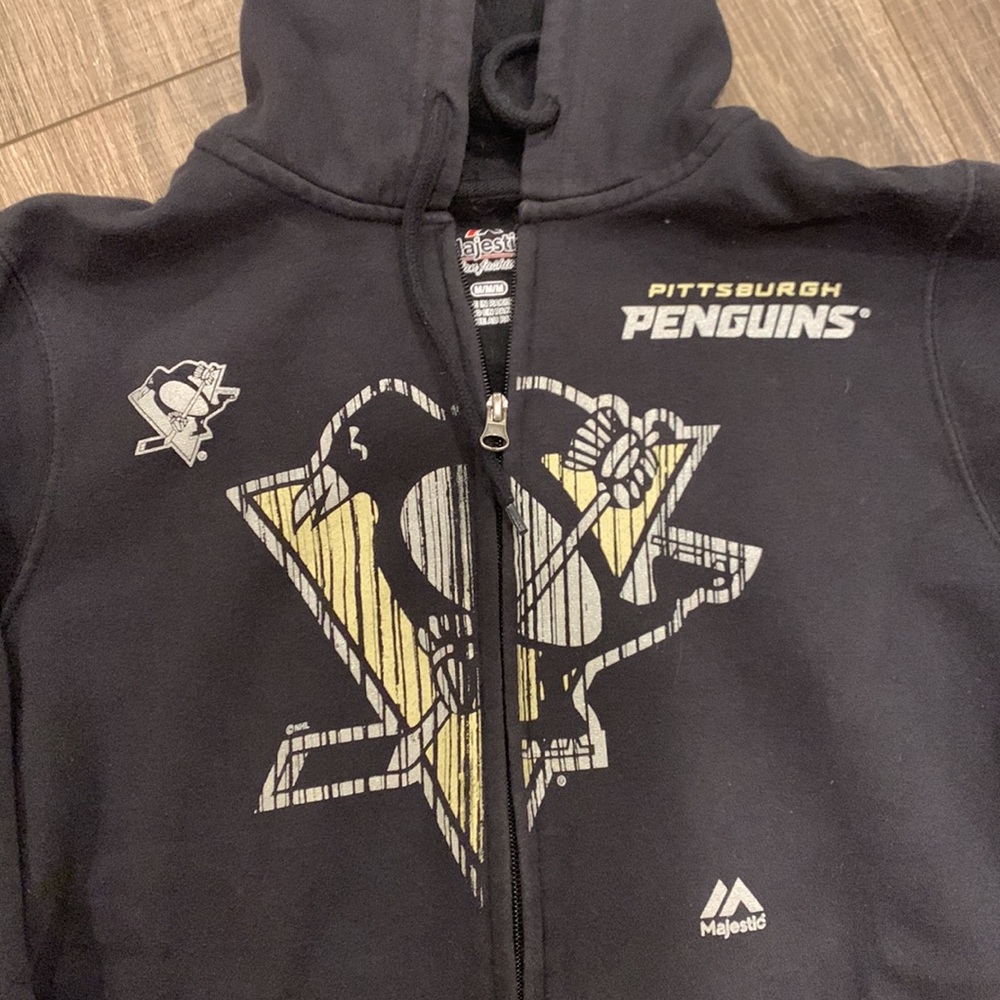 Majestic woman’s medium Penguins zipper Hoodie size M